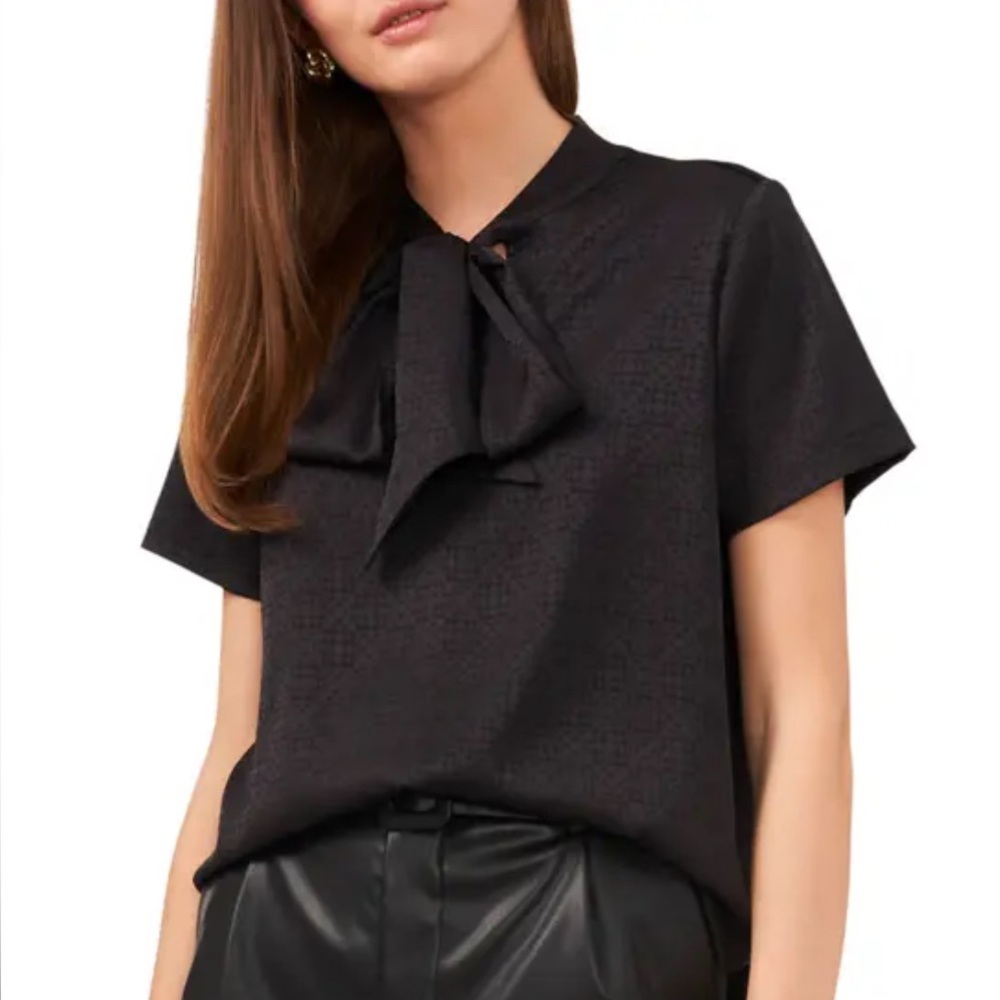 VINCE CAMUTO
Tie Detail Jacquard Blouse